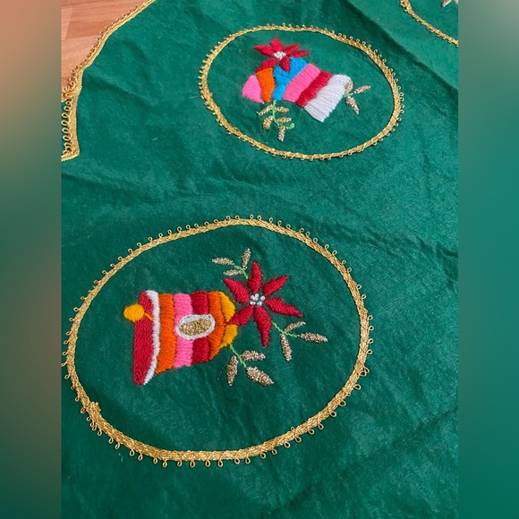 Vtg Christmas Tablecloth/Tree Skirt 41" Green Crewel Angel Gold Trim Handmade - Picture 5 of 9